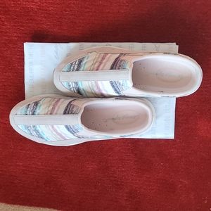 Easyspirit women size 10M slip on clogs. Pink leather and printed fabric  upper.